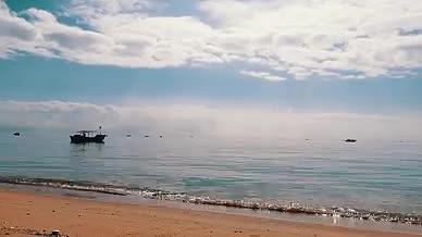 延时实拍海边渔船作业和天空云朵运动画面视频的预览图